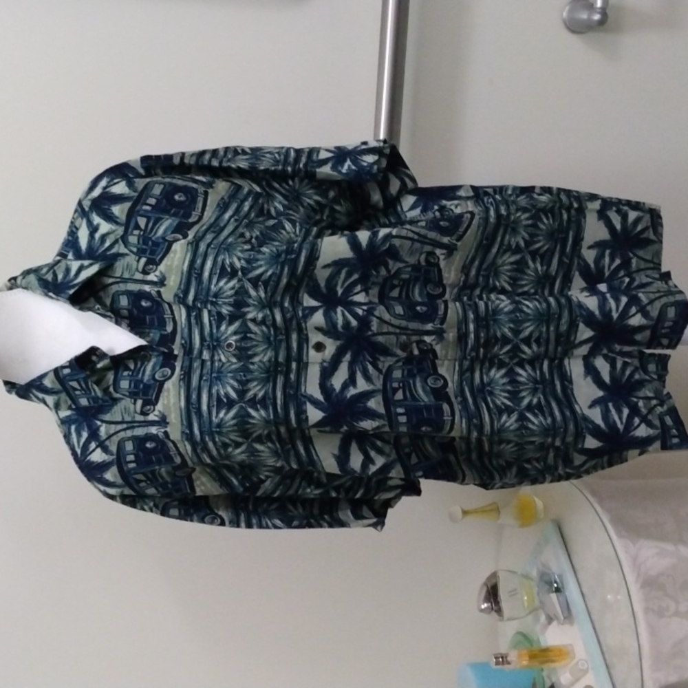 Natural Issue Men's medium beachy print shirt.  Rayon.  EUC. Surf City, USA